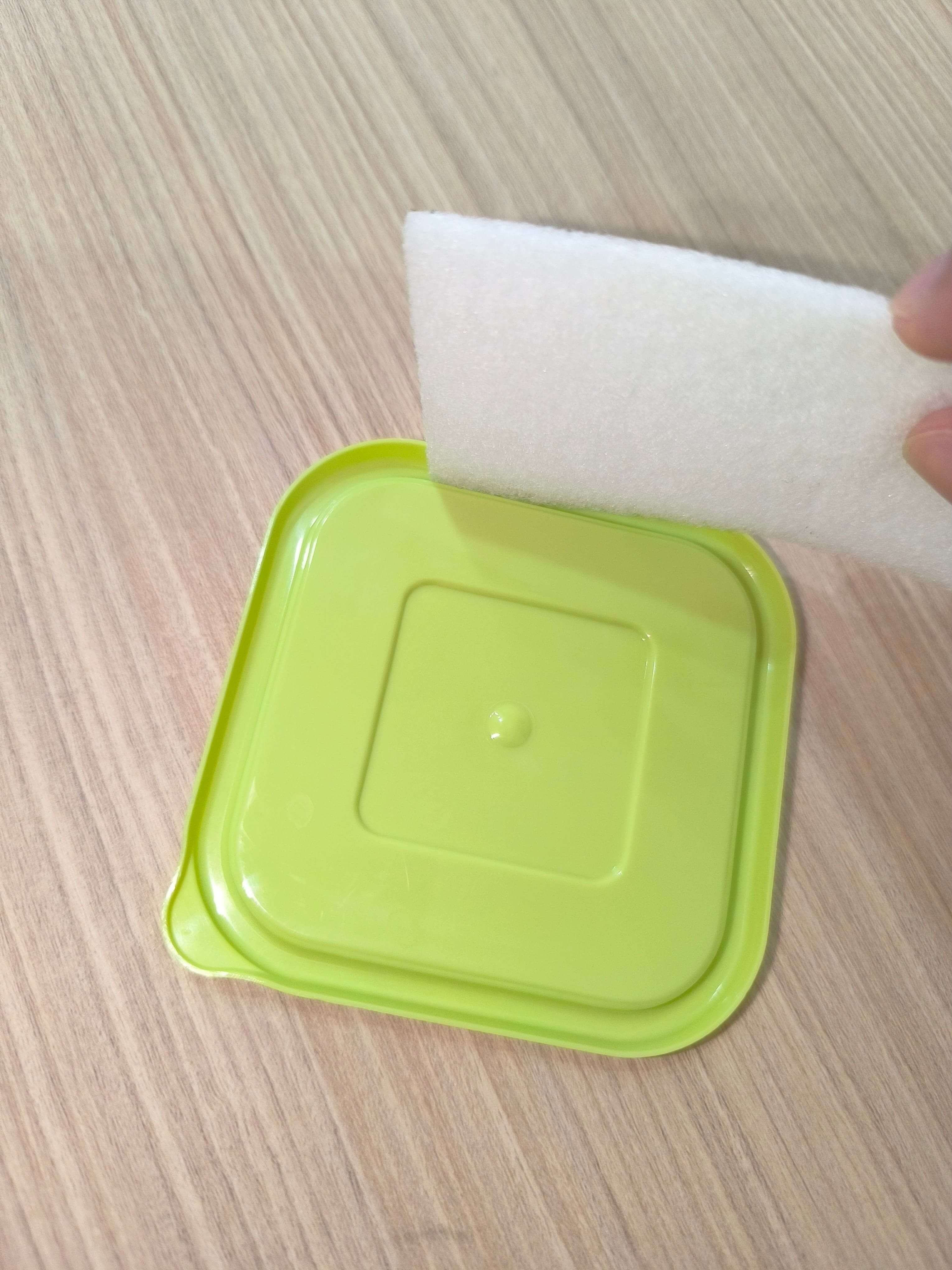 以 Second Sponge 菜瓜布清潔保鮮盒蓋的邊緣細縫