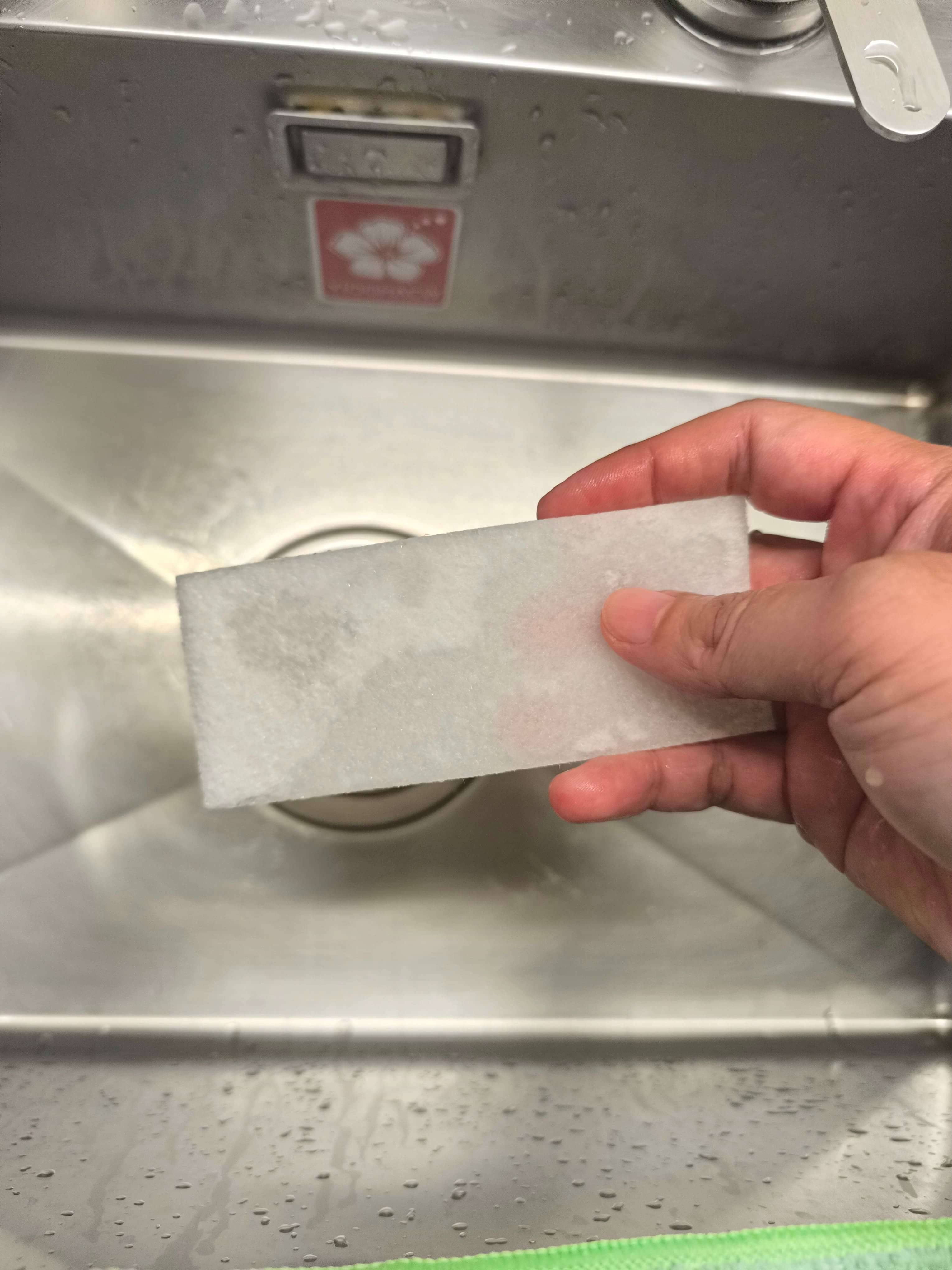 甩水前,手持潮濕的 Second Sponge 菜瓜布