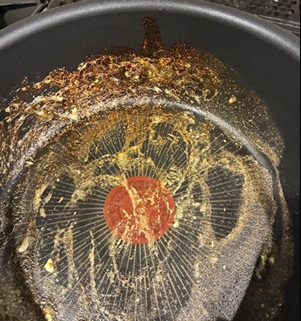 測試前，不沾鍋上沾有燒焦的混合污垢